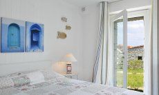 Bedroom with double bed and windowdoor to the garden, Li Conchi 29