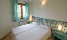 Bedroom 2 with two single beds 