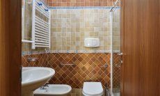 Villa Gaia | Bathroom with a shower and bidet Bathroom with a shower and bidet