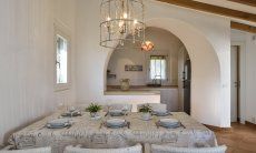 Li Conchi 7 | Dining area with a view to the open kitchen, hidden behind the round arch Dining with view to the kitchen Li Conchi 7