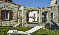 Li Conchi 9 | Nice and green garden, perfect for relaxing Sunbeds in the garden of Li Conchi 9, Cala Sinzias