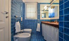 Li Conchi 27 | Ensuite Bath with shower Ensuite Bathroom