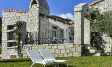 Li Conchi 44 | Garden with sunbeds and stairs to the house Garden with House