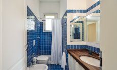 Li Conchi 44 | Second Bathroom with shower Second Bathroom
