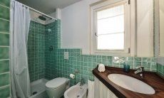 Li Conchi 28 | Second Bathroom with shower Second Bathroom
