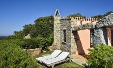 Villa Domus 9d | Garden with sunbeds and house Villa Domus 9d with a small garden