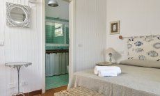 Li Conchi 3 | View to bathroom of Master Bedroom View to bathroom of Master Bedroom