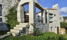 Li Conchi 20 | Stairs lead to the house with its terrace Stairs to terrace