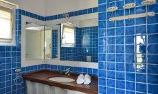 Li Conchi 20 | Private bath with shower of the master's bedroom Bathroom ensuite
