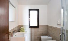 Modern and renovated bathroom with shower 
