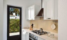Villetta 9 | Fully equipped kitchen with gas stove, oven, dishwasher and windowdoor to the garden Fully equipped kitchen with gas stove, oven, dishwasher and windowdoor to the garden