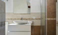 Bathroom 1 with a walk-in shower made of glas 