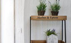 Li Conchi 15 | Kichen shelfs with lavender flowers Details