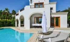 Villa del Campo | Pool with sunbeds Pool with sunbeds