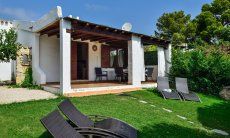 Villa Elisa | Shady place in the garden with sunbeds Shady place in the garden with sunbeds