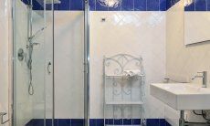 Li Conchi 27 | Bath 3 with shower Bath 3