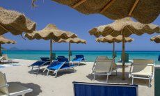 Beach Tamatete with sunbedsa and ombrellas in Cala Sinzias