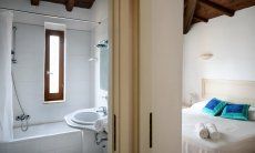 Villa Kika | Bedroom 1 with bathroom with bathtub Bedroom 1 with bathroom with bathtub