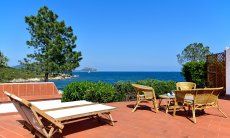 Terrace of the Villa Nodu Pianu with sunbeds and sea view