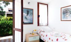 Villa Mare Turagri | Bedroom 2 with single bed and garden access Bedroom 2 with single bed and garden access