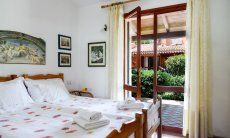 Villa Mare Turagri | Bedroom 1 with garden door and single beds Bedroom 1 with garden door and single beds