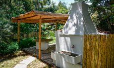 Zelt-Lodge Orri 2 | Barbecue area with partial roofing in bamboo (Example picture, actual photos will be published in spring) Barbecue area with partial roofing
