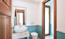 Villa del Campo | Bathroom ground floor with shower and door to the terrace Bathroom ground floor