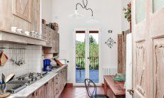 Fully equipped kitchen with a little table and terrace access 