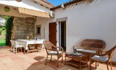 Li Conchi 35 | The terrace furnished with sofa and dining table becomes an "open air living room" Courtyard