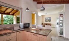 Villa Caroline | Kitchen with breakbast bar and granite surface Kitchen with breakbast bar and granite surface
