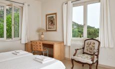Villa Caroline | Bright bedroom 2 with a writing desk Bright bedroom 2 with a writing desk