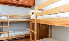 Bedroom with 2 bunk beds 