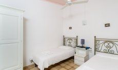 Bedroom with two single beds Meloni 2 in Sant Elmo