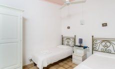 Casa Meloni 2 | Bedroom 2 with two single beds Bedroom with two single beds Meloni 2 in Sant Elmo