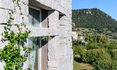 Li Conchi 29 | Window in the granite wall and green surroundings Window in the granite wall and green surroundings