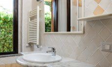 Villa Giangaleazzo | Bright bathroom 1 Bright bathroom 1