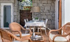 Li Conchi 28 | The terrace furnished with sofa and dining table becomes an "open air living room" Relax outside