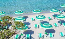 Parasols and sunbeds for rent with a lot of space on the white beach of Maria Pia, Alghero