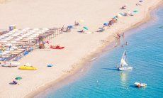 Wide, white sandbeach with umbrellas and sundbeds for rent or free, Torresalinas