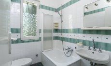 Villa Pola | Bath 1 with bathtub belongs to bedroom 1 on the groundfloor Bath 1 with bathtub belongs to bedroom 1 on the groundfloor