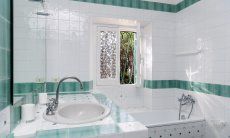 Villa Pola | Bath 3 on the first floor with bathtub (and shower) and window onto the garden Bath 3 on the first floor with bathtub (and shower) and window onto the garden