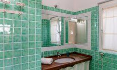 Li Conchi 30 | Bath 1, private bath of bedroom 1 with washbasin and shower and light green tiles Presentation of Li Conchi 30