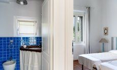 Li Conchi 30 | Entrance to bath 2 and the adjacent bedroom 2 with two single beds Presentation of Li Conchi 30