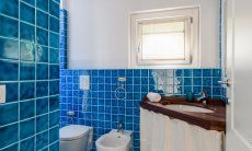 Li Conchi 30 | Bath 2 with shower and blue tiles Presentation of Li Conchi 30