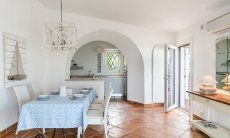 Li Conchi 30 | Dining area with table and view into the kitchen Presentation of Li Conchi 30