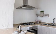 Li Conchi 30 | Kitchen with gas stove and exhaust hood Presentation of Li Conchi 30