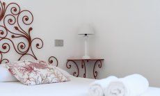 Casa Su Faru 2 | Decorations in wrought iron on the bed and bed table Decorations in wrought iron on the bed and bed table of Su Faru 2 Pula