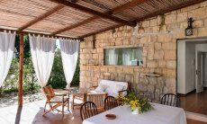 Casa Su Faru 3 | Roofed terrace with dining table and sofa Roofed terrace Su Faru 3 with dining table and sofa