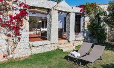 Casa 17 | Garden with sun loungers and granite arches of the terrace Casa 17, Sant Elmo, South Sardinia
