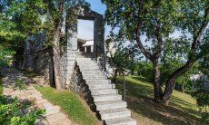 Casa 23 | Archaic granite stairs leading up to the house Casa 23, Sant Elmo